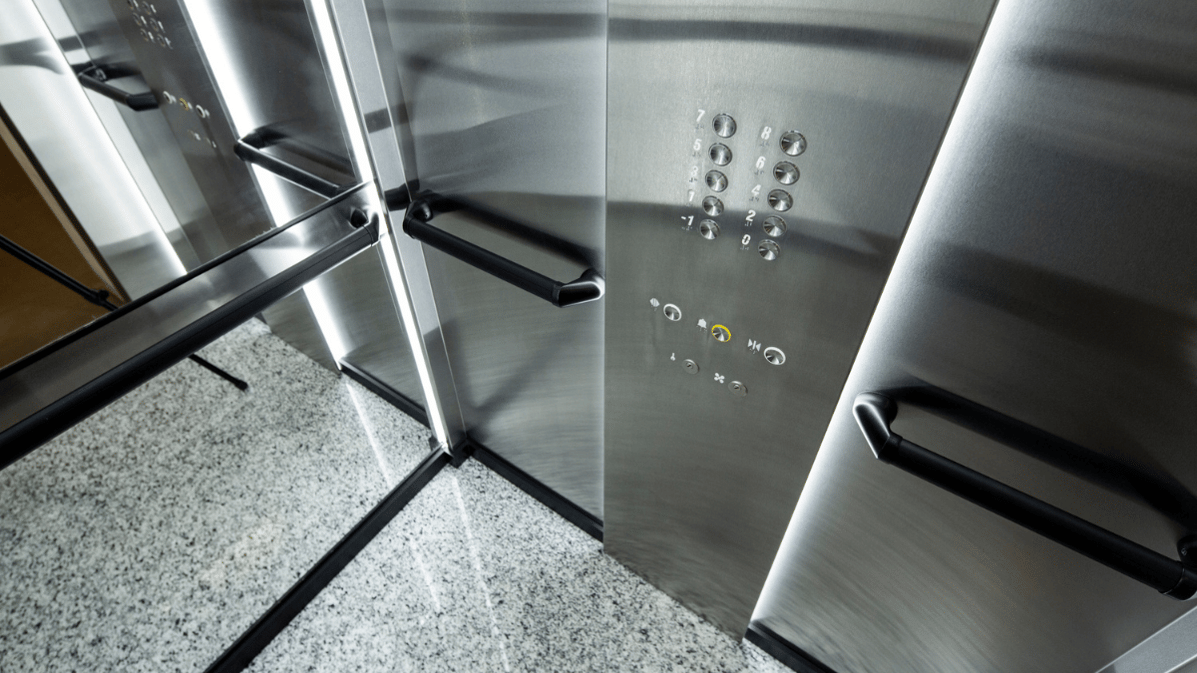 Saiba como proceder em caso de quedas de objetos no elevador
